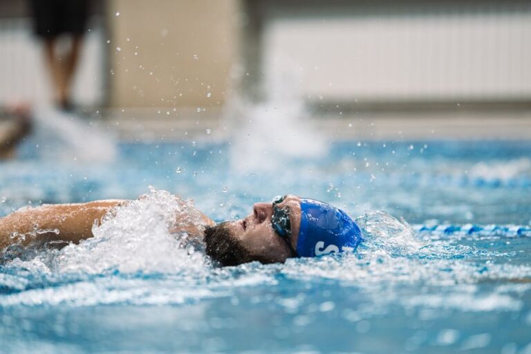Il futurismo atletico di Fn, Vannacci resta solo alla prova del nuoto