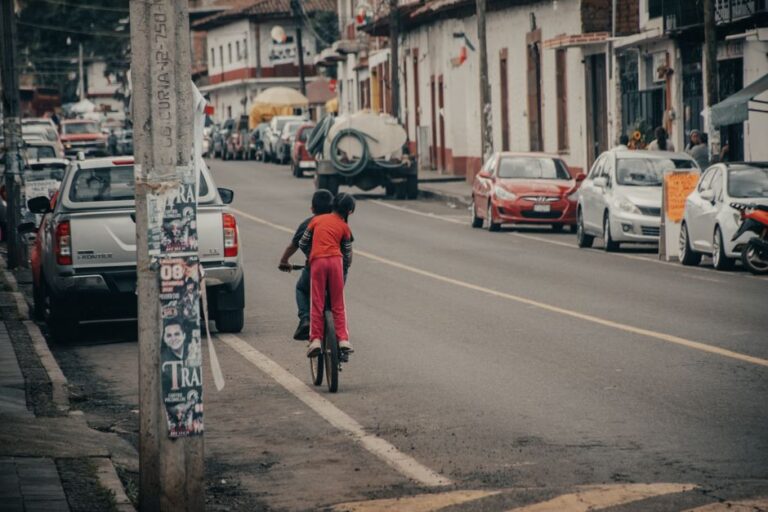 A scuola in bici, i progetti concreti dalle strade scolastiche alle città 30