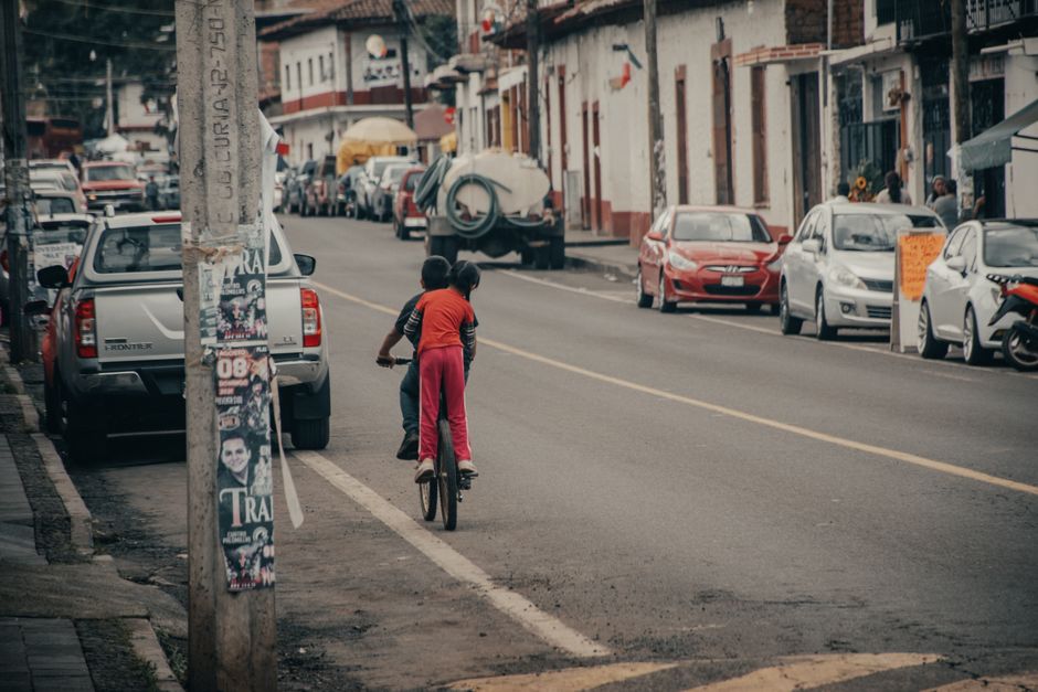 A scuola in bici, i progetti concreti dalle strade scolastiche alle città 30
